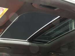 車内に光を取り入れ明るく開放的に演出するパノラミックガラススライディングルーフを採用しています！状況に応じてチルトアップ＆スライドの2パターンでご使用頂けます！！TEL：047-307-9933