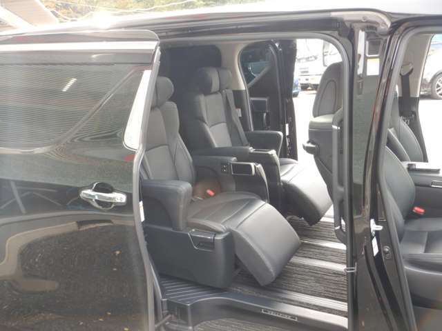 セカンドシートパワーオットマン・7人乗り