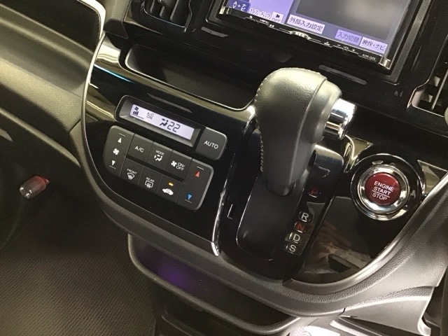 発進時から滑らかに加速する無段階変速のCVTはストップ/ゴーの多い街の中も快適です