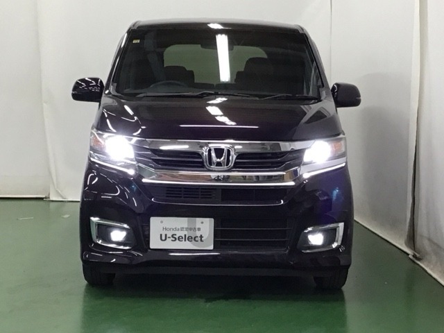 ディスチャージヘッドライト【HID】を装備していますのでとても明るく、夜間の走行や雨の日も安全・安心です。オートライトコントロール付きで周囲の明るさに応じて自動で点灯・消灯します