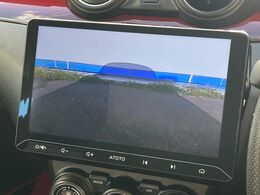 【バックカメラ】駐車時に後方がリアルタイム映像で確認できます。大型商業施設や立体駐車場での駐車時や、夜間のバック時に大活躍！運転スキルに関わらず、今や必須となった装備のひとつです！