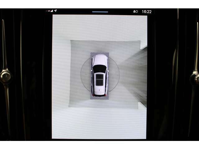 360度ビューのモニターは、高画質で周りの様子がハッキリと映し出されます。通常のバックカメラにも変更できるだけでなく拡大表示も可能です。