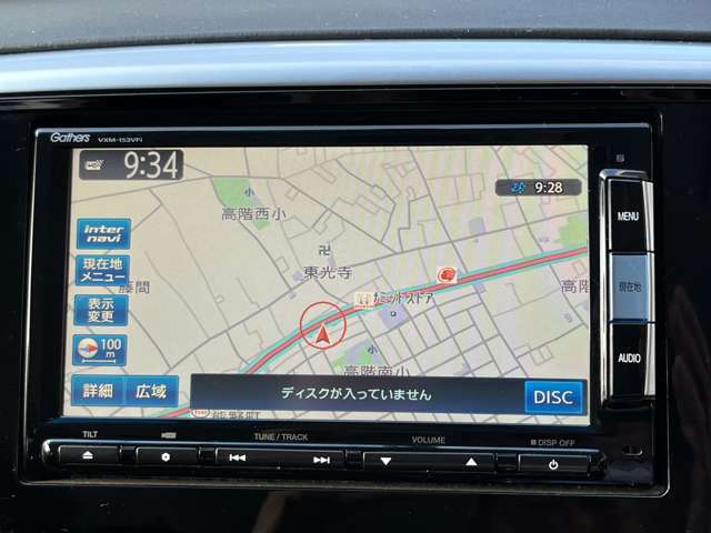 ナビ画面のアップ写真です。フルセグTV・Bluetoothオーディオ・CD・DVDビデオ再生が可能です。