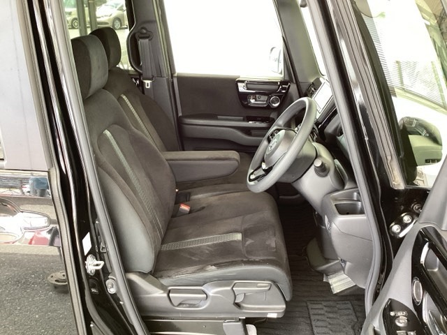 フロント広々、ベンチシートの運転席は、ハイトアジャスターが付いているので、快適にドライブができます。ハンドルはチルトステアリングで、ハンドル位置を上下に調節できます。