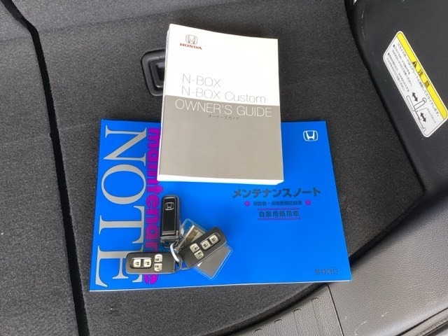 メンテナンスノート【整備記録簿】、取説も揃っています。スマートキーはバッグなどにしまったままボタン操作でエンジンの始動・停止ができて大変便利です。