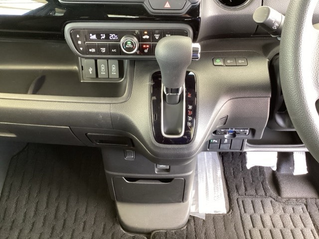 足元スッキリ、インパネシフトです。パーキングブレーキはフットブレーキタイプなので、運転席と助手席の間がスッキリしています。