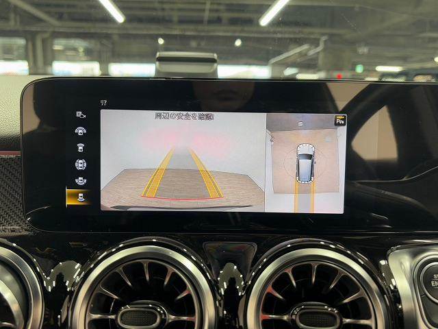 【全周囲モニター】 クルマを上空から見下ろしているかのように、直感的に周囲の状況を把握できます。