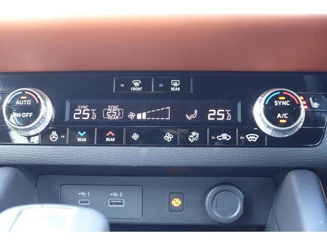 車内を3つのゾーンに分割して温度設定が可能です！