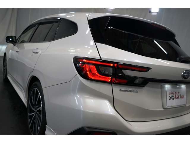 【リア左側テールランプ】黄ばみもなく非常にきれいな状態です！納車前には再度仕上げて納車します！内外装問わず、とにかく徹底清掃・洗浄を行っております。私たちは自信をもって次なるお車をご提供いたします！！
