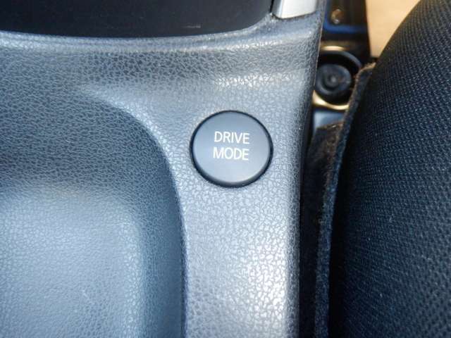 アクセルペダルだけでワクワク運転。「DRIVE MODE」。このスイッチで、ECOモードを選択するとエンジンブレーキの効きが強くなり、ブレーキを踏まなくてもしっかり減速できます。