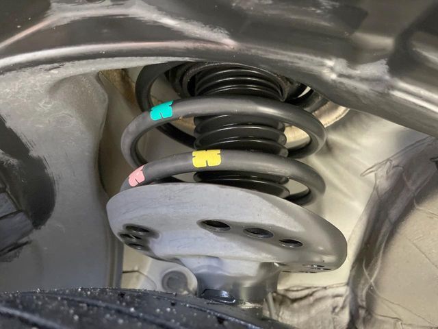 お車を安心してお乗りいただく為には、足回りの定期点検が欠かせません。サービスサポート（有償保証）では無料点検もご提供しており、安心のカーライフをお過ごしいただけるサポート体制が整っています。