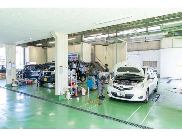 車検工場完備しています。ご購入いただいたお車の車検はもちろんご家族のお車もお任せください！