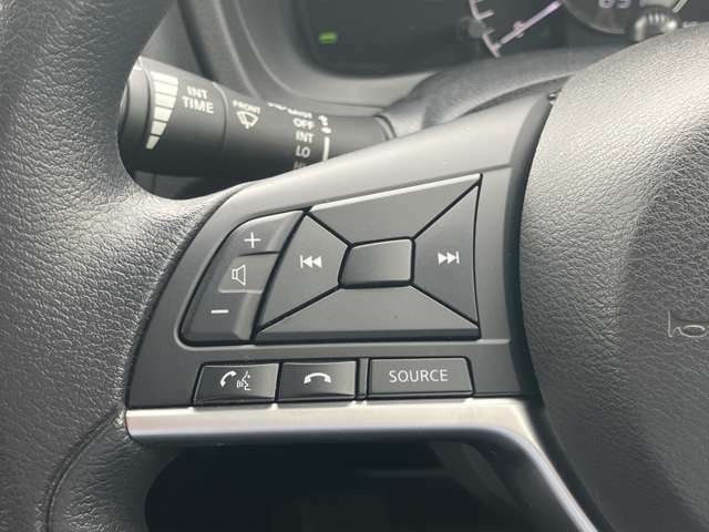 左側にオーデイオやナビのコントロールができるスイッチ、運転中は手を放さず手元で操作可能なんです！