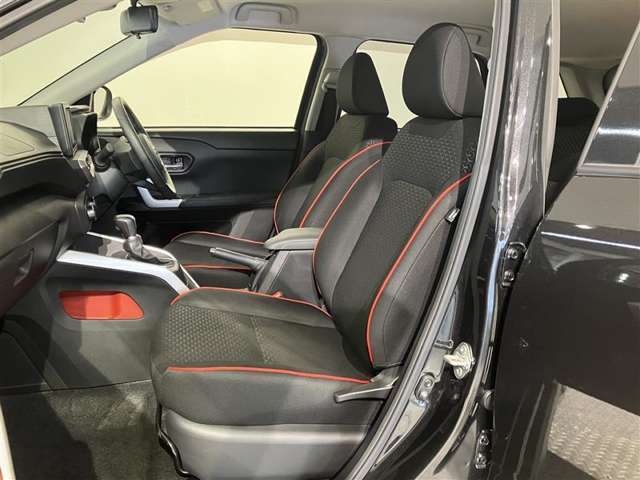 高いホールド性で運転姿勢が安定します。長距離ドライブでも疲れにくいのが魅力です。快適なドライビングライフをお送りください♪