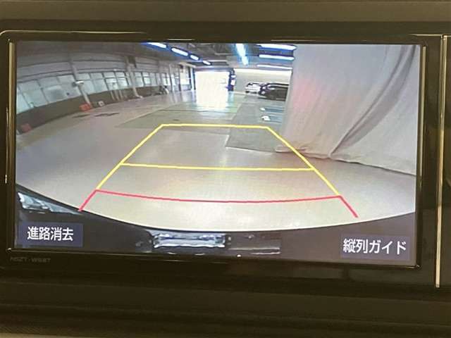 車庫入れなど後進運転時に死角をモニターで確認ができて安全です♪　ステアリング操作の参考になるガイド線も表示しますので車庫入れがニガテな方も安心ですネ！