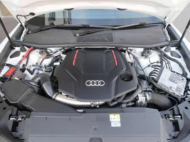 Audi　認定中古車保証は、エンジンやギアボックス・ブレーキ等の主要部品を含み、距離無制限（期限は車種により異なります。）有償で延長保証＋1年を設定。