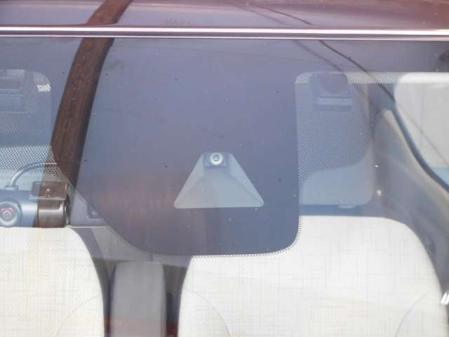 前方の車両を検知。 衝突軽減ブレーキ装備で安心です