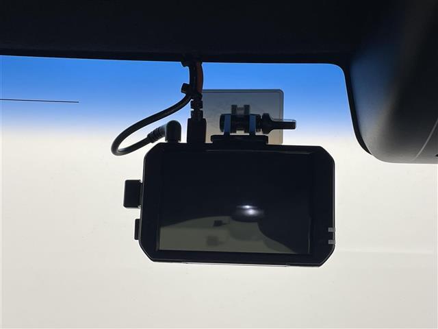 【ドライブレコーダー】映像・音声などの運転中の記録を残します。事故などを起こした起こされた時の証拠になりえますので、もしも時でも安心ですね。