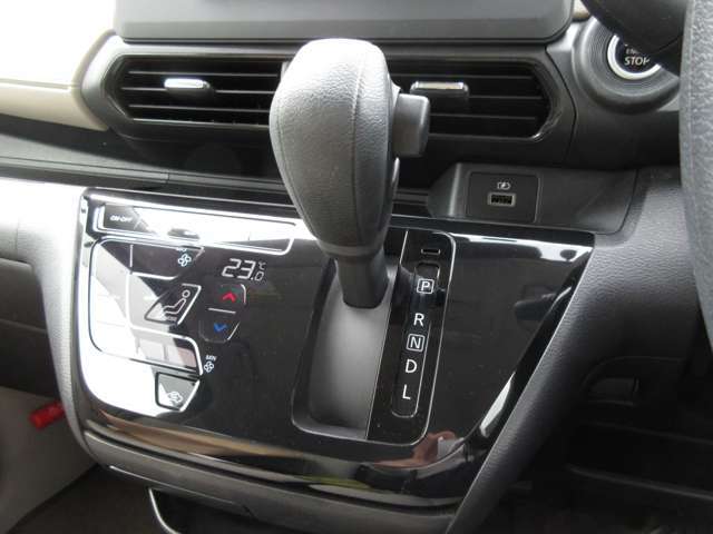 CVT（無断変速機）採用で滑らかな加速が出来ます！　インパネシフトなので足元も広々です☆