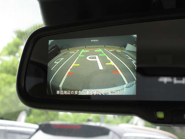 【アラウンドビューモニター】上から見下ろした様な画像で、駐車の際に役立ちます♪  バックミラーへの表示で確認が出来ます！
