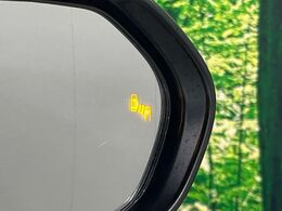 【ブラインドスポットモニター】走行中、ドアミラーの死角になりやすい箇所に後続車が接近するとサイドミラーのレンズに警告を表示！ドライバーに注意喚起をしてくれます。