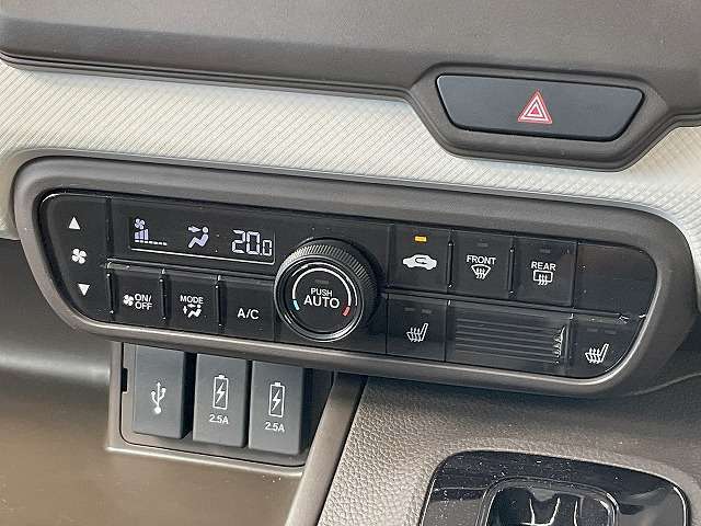 ■温度設定をしておけばいつでも快適な車内温度を維持できるオートエアコン！