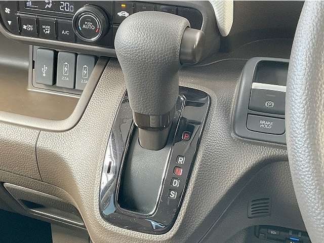■変速ショックの無いCVT（無段変速車）インパネシフトで、スムーズなシフト操作とサイドウォークスルーも可能です！