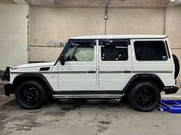 メルセデスベンツ王道のアラバスターホワイト！ブラックとの2トーンに塗り分けされ四角いフォルムと相まって存在感を発揮◎全体的な艶も十分で塗装面の状態は良好！外装に目立つキズや凹みもなくコンディションも◎