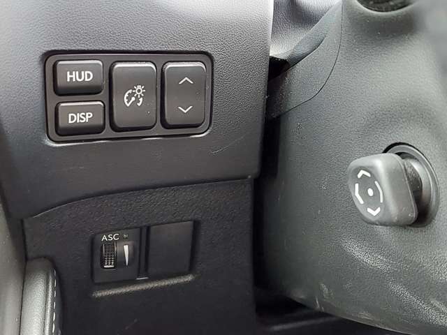 【運転席操作部】『運転席周辺の装備』の画像になります。快適なドライブを楽しむための機能が装備されています！運転席から触れるので使いやすいです！