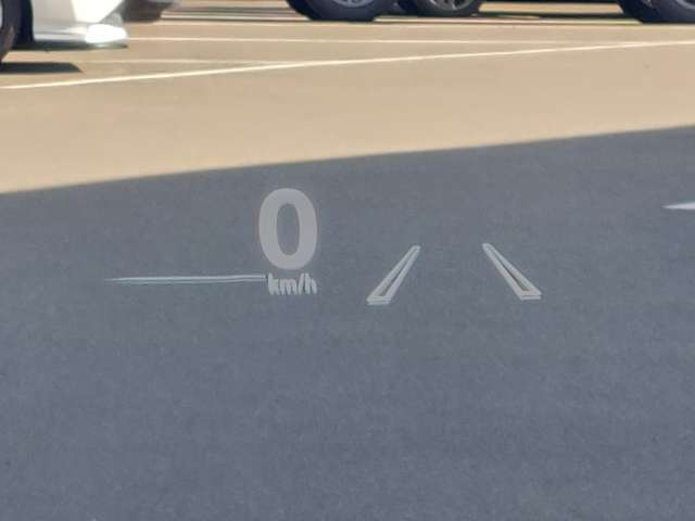 【ヘッドアップディスプレイ（HUD）】フロントウインドウガラスに走行情報を投影します。運転中の目線と重なるように表示されるので、少ない視線移動で速度が確認できるので、 ドライビングに集中できます！