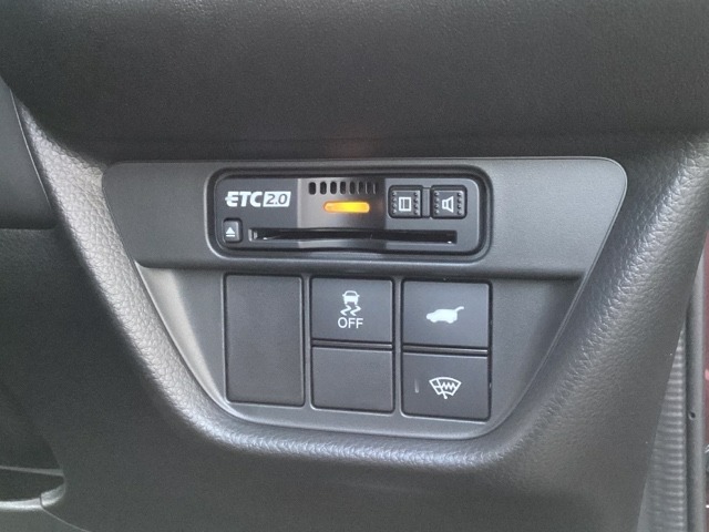 ハンドルの右下にETC2.0がついています。その下にHondaセンシング用の、VSA解除のメインスイッチなどがついています。高速道路の料金所の通過も楽々でカードの取り出しもしやすい場所についています。