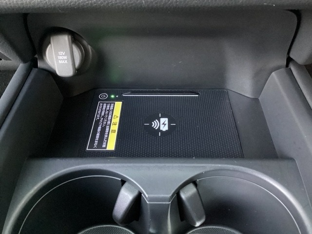 センターコンソールにはワイヤレス充電器を装備してます。Qi（チー）規格対応のスマートフォンなどを置くだけでワイヤレスで、アクセサリーソケットはUSBのアダプターなどをつければスマホの充電にも使えます。