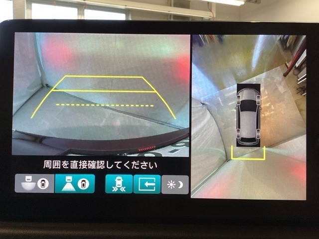 マルチビューカメラシステム搭載車です。お車の周囲を全方位でカバーします。後方・前方・両脇と、コンディションが悪い視界でもカラーモニターに映し出した映像がドライバーをサポートします。