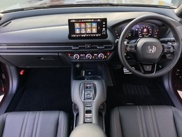 車内は光触媒抗菌消臭施工済です。インパネ周りはスタイリッシュなデザインで機能や装備も充実しています。グローブボックスやカップホルダーのほかにトレーなどたくさんの収納スペースが付いています。