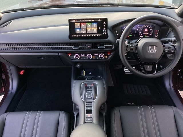 車内は光触媒抗菌消臭施工済です。インパネ周りはスタイリッシュなデザインで機能や装備も充実しています。グローブボックスやカップホルダーのほかにトレーなどたくさんの収納スペースが付いています。