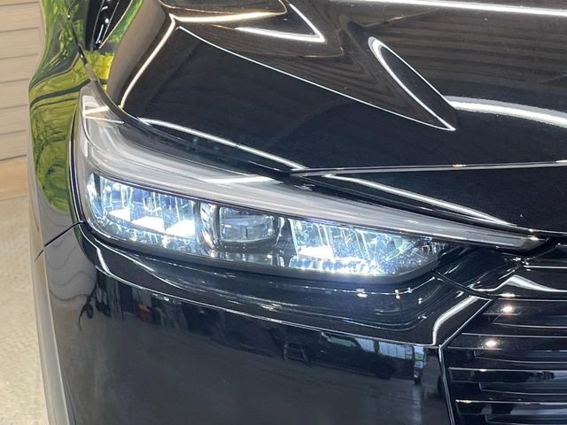 【LEDヘッドライト】悪天候や夜間走行時も良好な視界を確保し安心して運転できる高輝度LEDヘッドライトを装備！点灯速度が早く、消費電力も抑えられています。