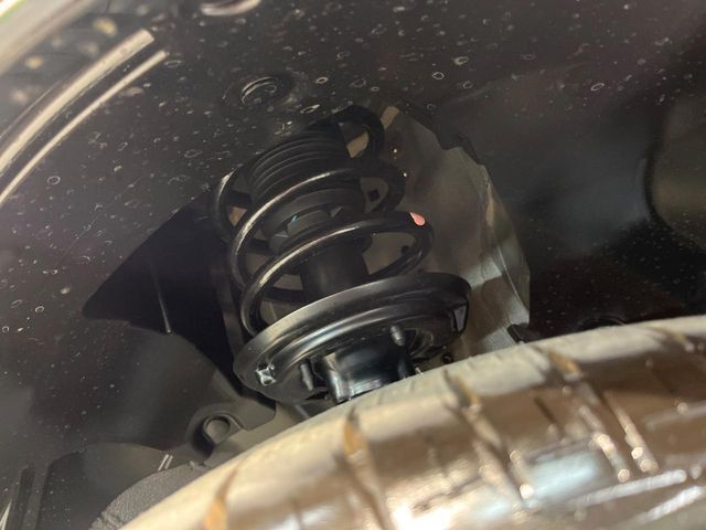 お車を安心してお乗りいただく為には、足回りの定期点検が欠かせません。サービスサポート（有償保証）では無料点検もご提供しており、安心のカーライフをお過ごしいただけるサポート体制が整っています。