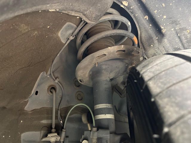お車を安心してお乗りいただく為には、足回りの定期点検が欠かせません。サービスサポート（有償保証）では無料点検もご提供しており、安心のカーライフをお過ごしいただけるサポート体制が整っています。