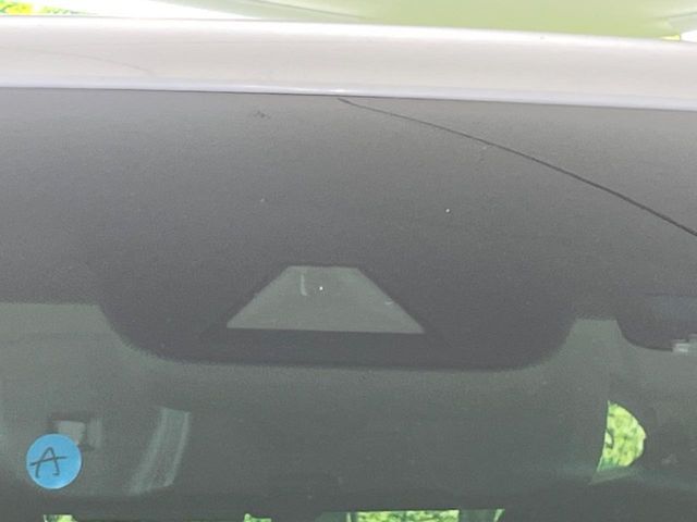 【トヨタセーフティセンス】走行中に前方の車両等を認識し、衝突しそうな時は警報とブレーキで衝突回避と被害軽減をアシスト。より安全にドライブをお楽しみいただけます。