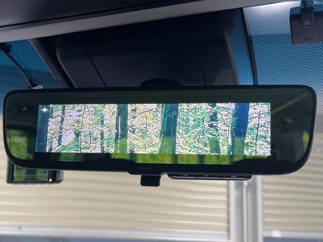 【デジタルインナーミラー】後席の大きな荷物や同乗者で後方が確認しづらい時でも安心！カメラが撮影した車両後方の映像をルームミラー内に表示。クリアな視界で状況の確認が可能です！