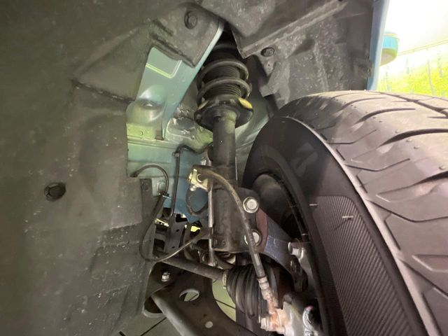 お車を安心してお乗りいただく為には、足回りの定期点検が欠かせません。サービスサポート（有償保証）では無料点検もご提供しており、安心のカーライフをお過ごしいただけるサポート体制が整っています。
