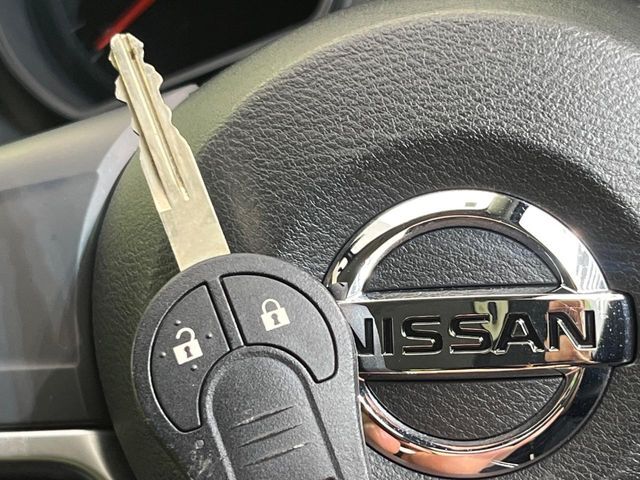 【キーレス】少し離れた場所からでもボタン一つでドアの開錠・施錠ができるのでとっても便利！ドアの鍵穴周りに傷をつけることもありません♪