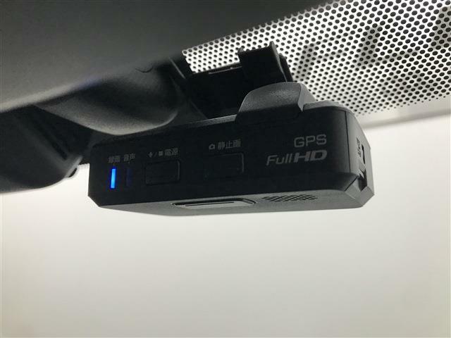 純正FULL-HD/GPS搭載のドライブレコーダーを装備しております。画像は車両モニターで確認可能なのでドライブレコーダー本体は非常にコンパクトになっていて視界を遮ることはありませぬ。