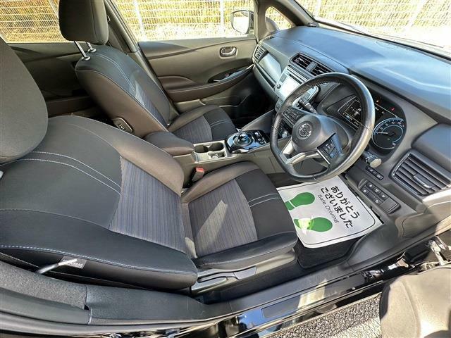 省電力で車内を暖める「ヒートポンプシステム」を開発。運転席と助手席にシートヒーター・後部座席にクッションヒーター、ステアリングにもヒーター機能を標準装備しています。