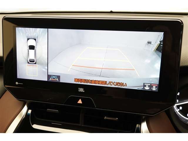 パノラミックビューモニター付きです。車両を上から見たような映像をディスプレイオーディオ画面に表示。運転席からの目視だけでは見にくい、車両周辺の状況をリアルタイムでしっかり確認できます。