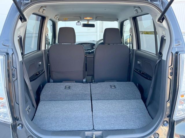 積み下ろしのしやすいデッキにはたっぷりと荷物を積み込んでいただけます。遊びから仕事まで、様々なシーンで頼れます♪