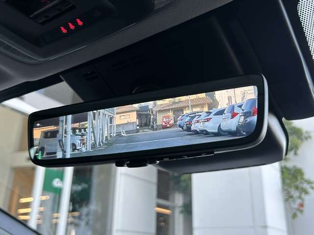 【デジタルインナーミラー（トヨタ）】車両後方カメラの映像をルームミラーに映すことが出来ます。 そのため、後席に人や荷物があって後方が見えづらい場合でもしっかり視界を確保することが出来ます。