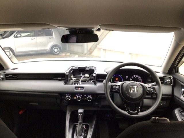【前方視界】開放的な前方視界！運転がしやすく疲れにくいです♪窓が大きく、見通しがとっても良いおクルマですよ♪