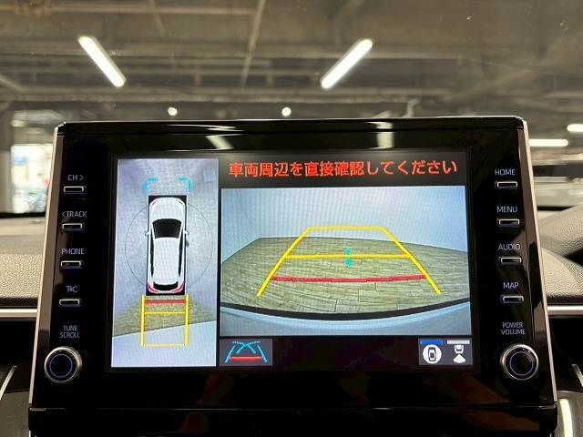 【全方位カメラ】 クルマを上空から見下ろしているかのように、直感的に周囲の状況を把握できます。