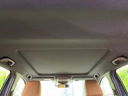 【大型サンルーフ】車内の解放感が一気に上がる大型のパノラマルーフ！季節を問わず開放的で快適なドライブをお楽しみいただけます。流通量も少なく希少価値の高い人気の装備です♪